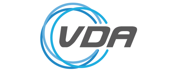 Ein Logo für ein Unternehmen namens VDA mit einem blauen Kreis in der Mitte.