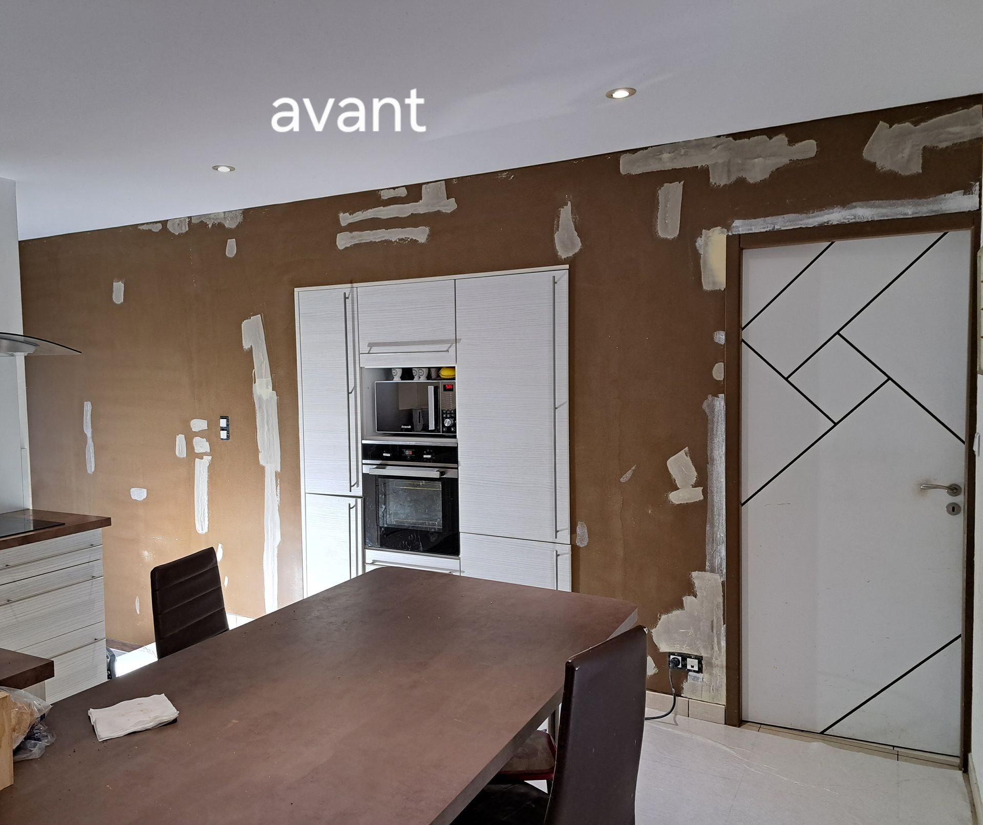 Une pièce avec un mur marron 