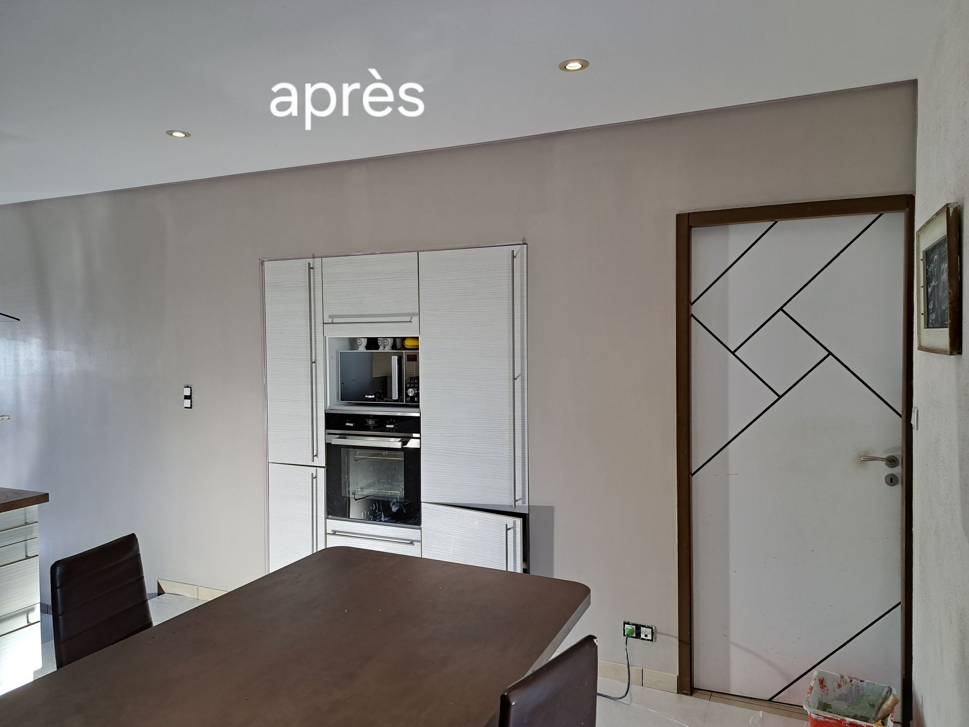 Une pièce rénovée avec un mur 