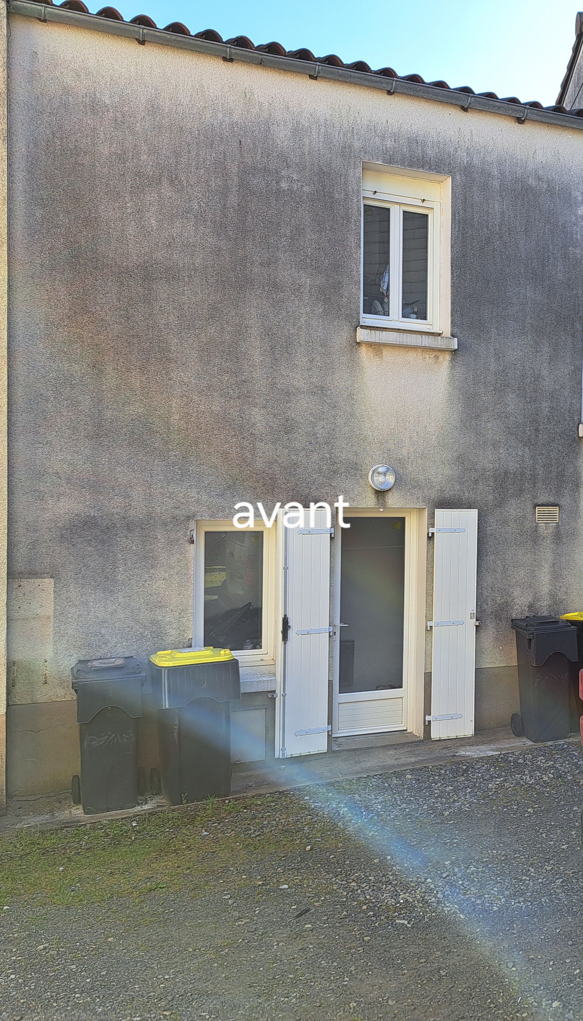 Façade d'une maison à deux étages 