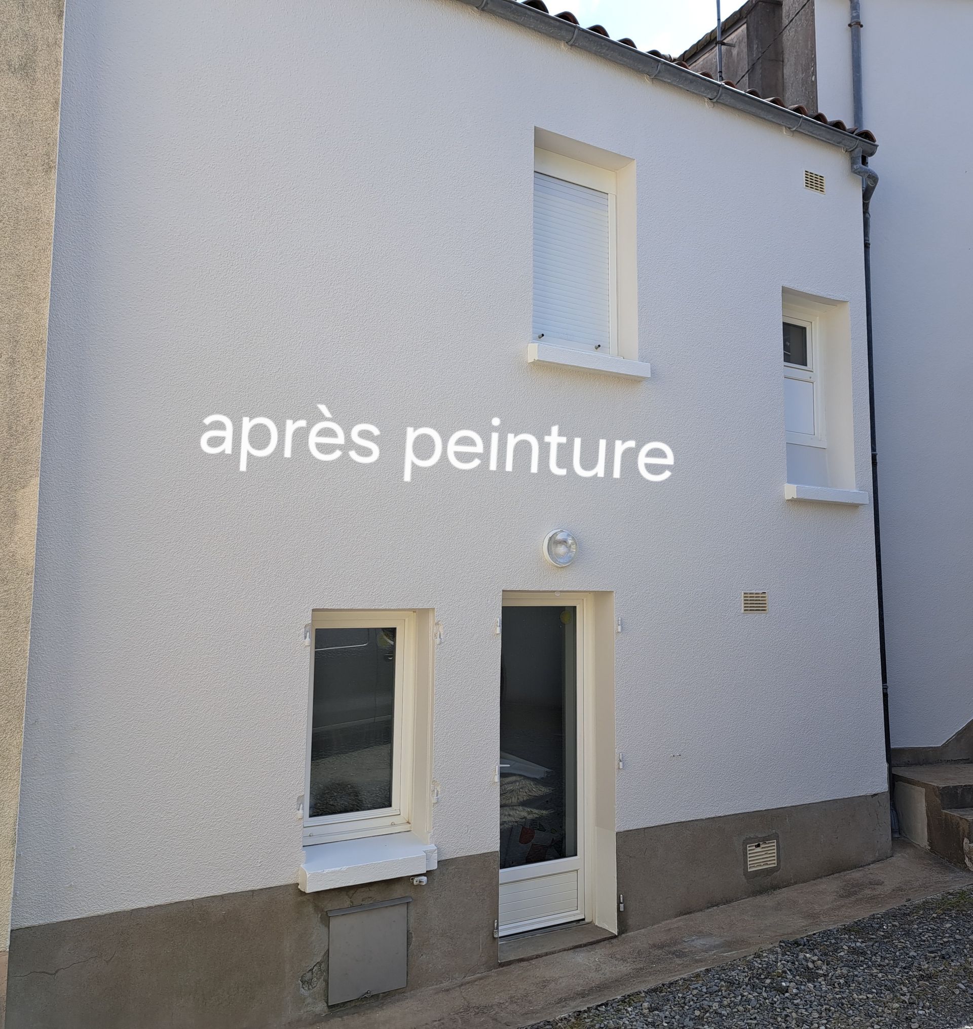 L'extérieur d'une petite maison