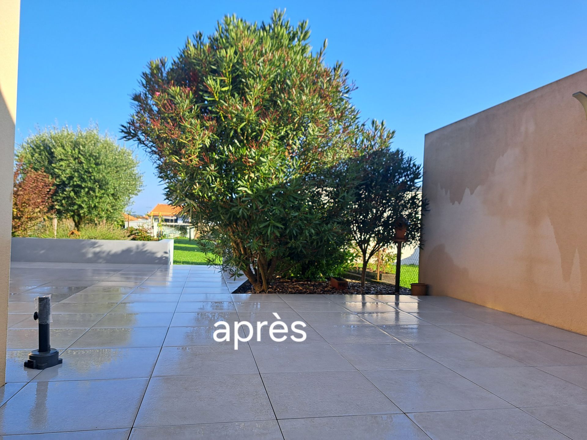 Une terrasse extérieure pavée 