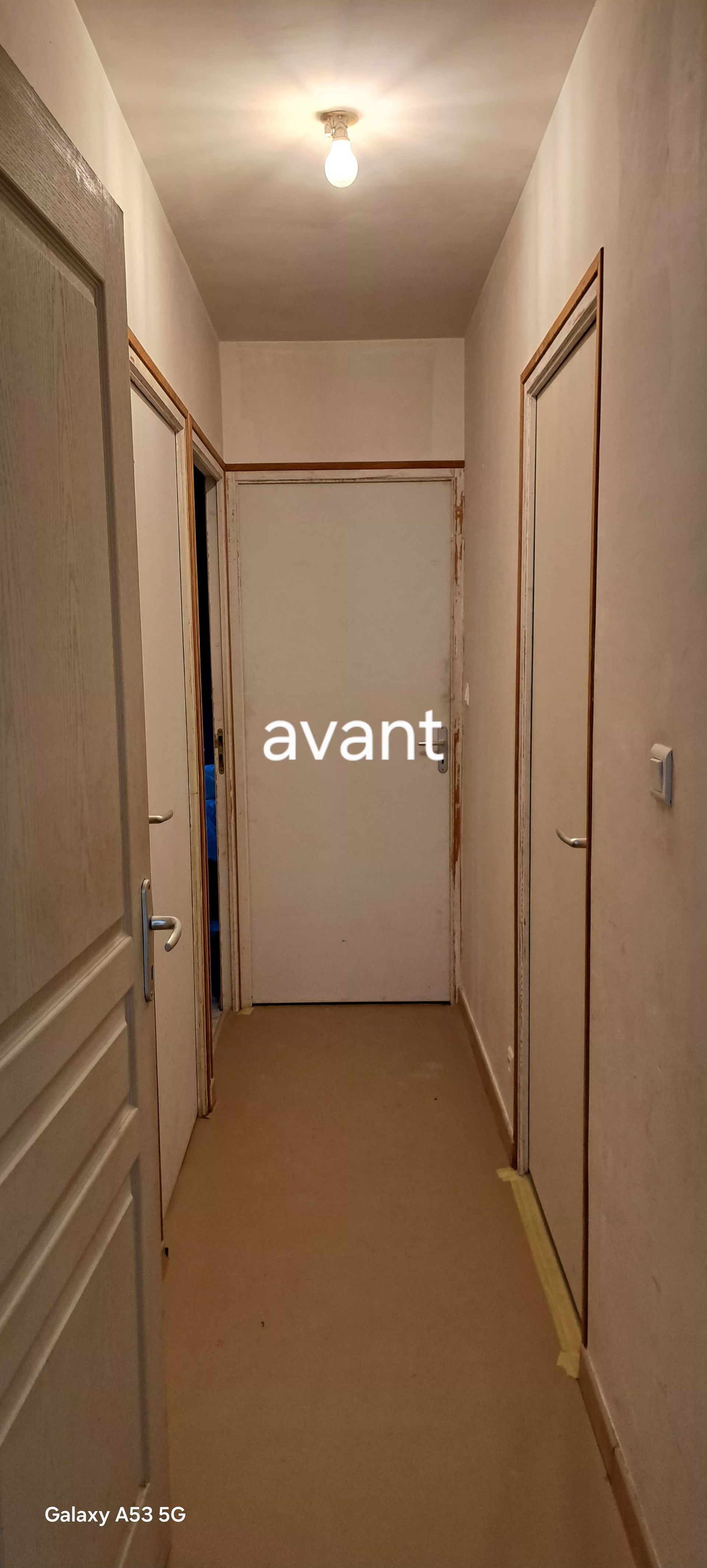 Un couloir résidentiel étroit aux murs 