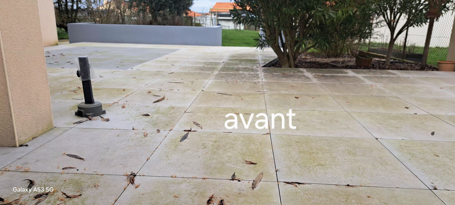 Une terrasse en pierre recouverte de terre et de débris
