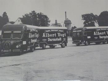 Auf einem Parkplatz stehen drei Lastwagen der Firma Albert Vogt.