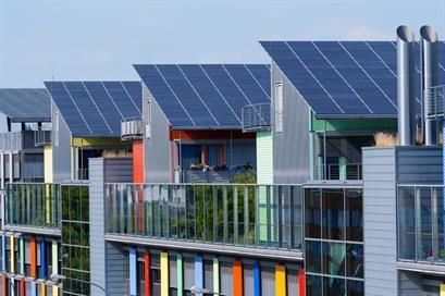 Eine Häuserzeile mit Solarmodulen auf den Dächern