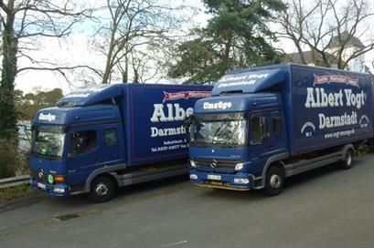 Zwei blaue Albert Vogt Trucks stehen nebeneinander