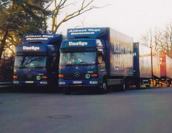 Zwei Mercedes-Lastwagen stehen am Straßenrand