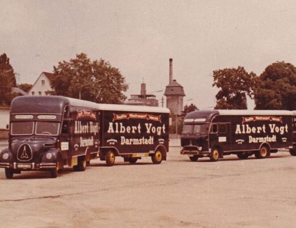 Drei Albert Vogt Trucks stehen auf einem Parkplatz