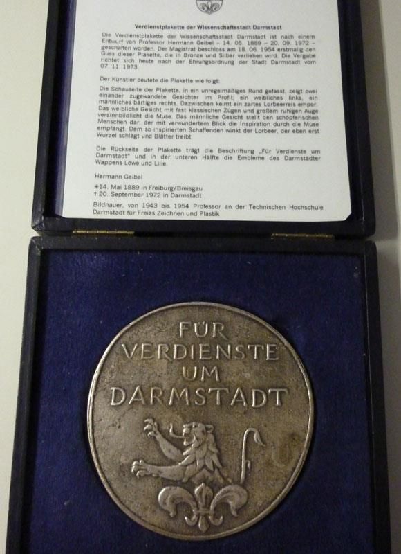 Eine Silbermünze mit der Aufschrift „Für Verdienste um Darmstadt“