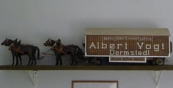 Ein Modell einer Pferdekutsche mit dem Namen Albert Vogl darauf