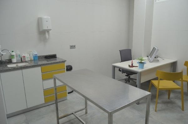 Una habitación con una mesa y sillas.