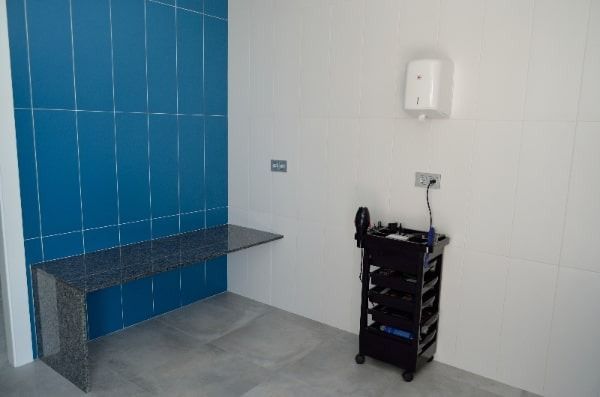 Una habitación con una mesa y un secador de pelo.