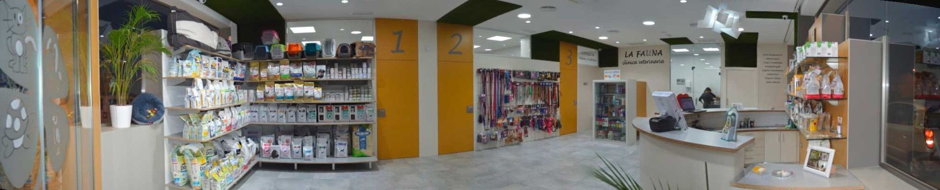 Una imagen borrosa de una farmacia con muchos estantes y un mostrador.