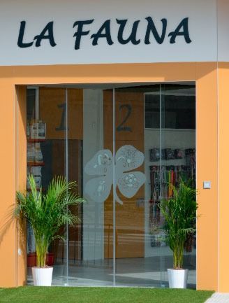 Un escaparate con un cartel que dice la fauna