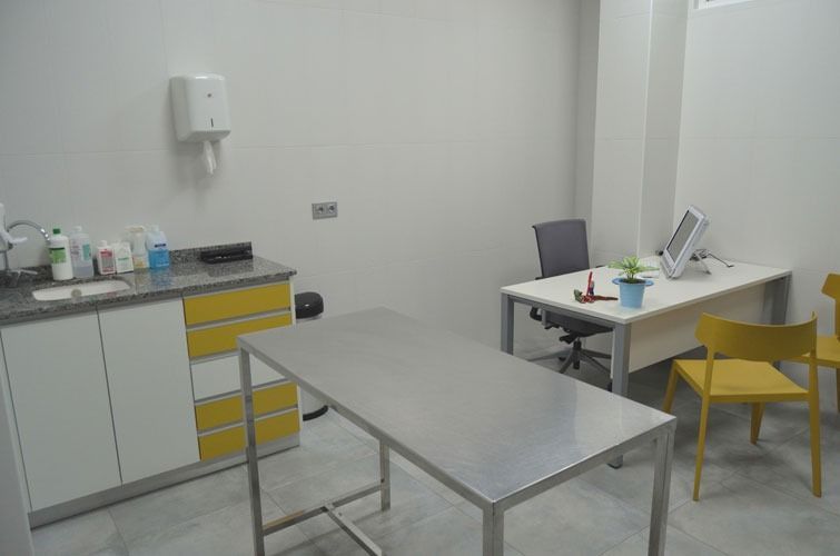 Hay una mesa y sillas en la habitación.