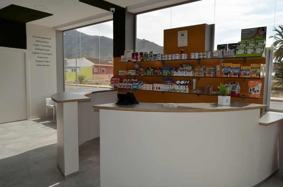Un mostrador en una tienda con muchos productos.