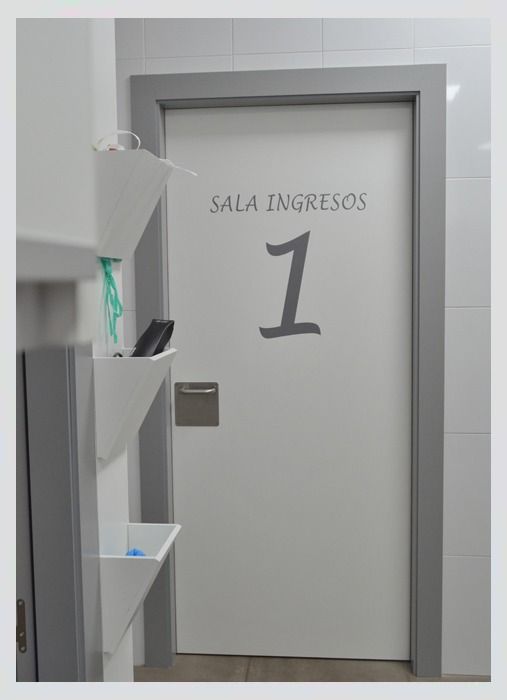 Una puerta blanca con el número 1 en ella