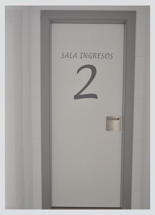 Una puerta blanca con el número 2 en ella