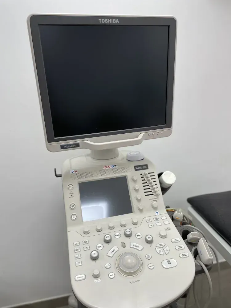 Una máquina de ultrasonido con un monitor encima.