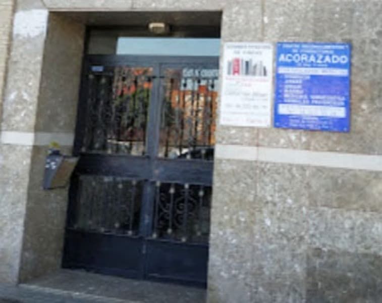 Un edificio con un cartel que dice acorazado.