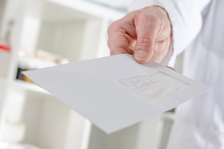 Una persona sostiene un trozo de papel en su mano.