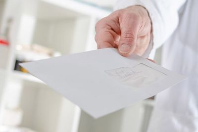 Una persona sostiene un trozo de papel en su mano.