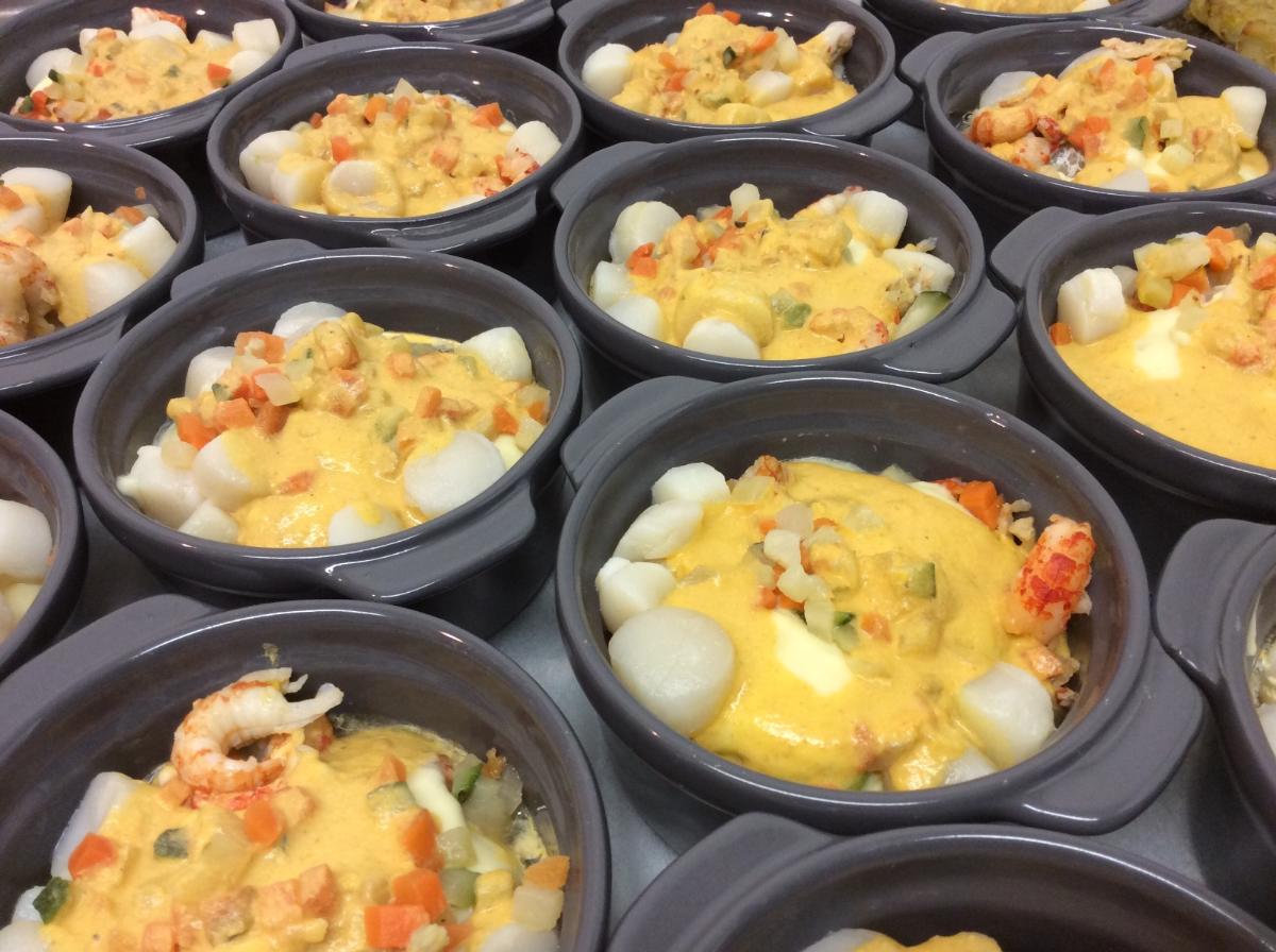 Petit plat en céramique avec préparation de fruits de mer