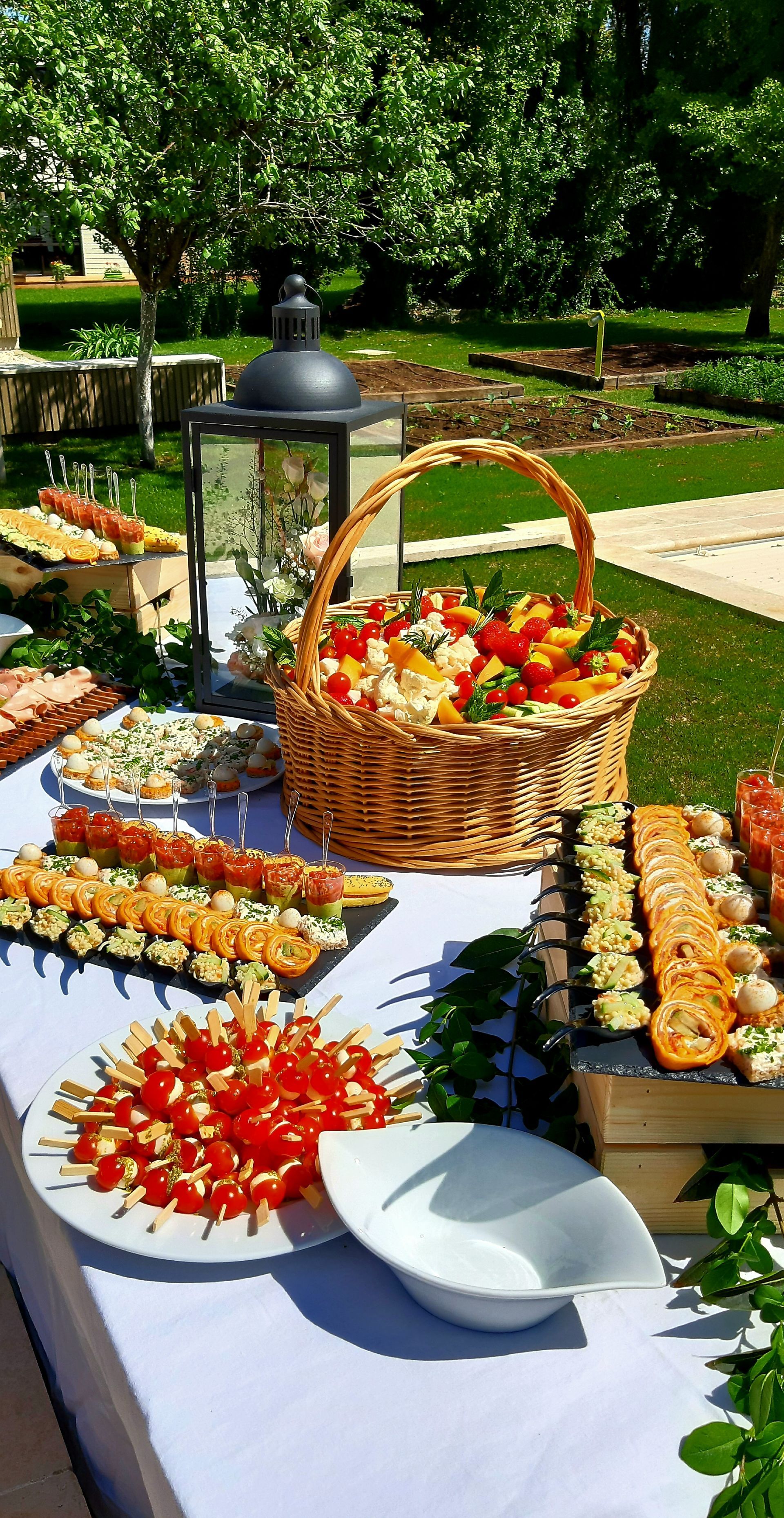 Service en plein air avec panier de fruits et légumes en décoration