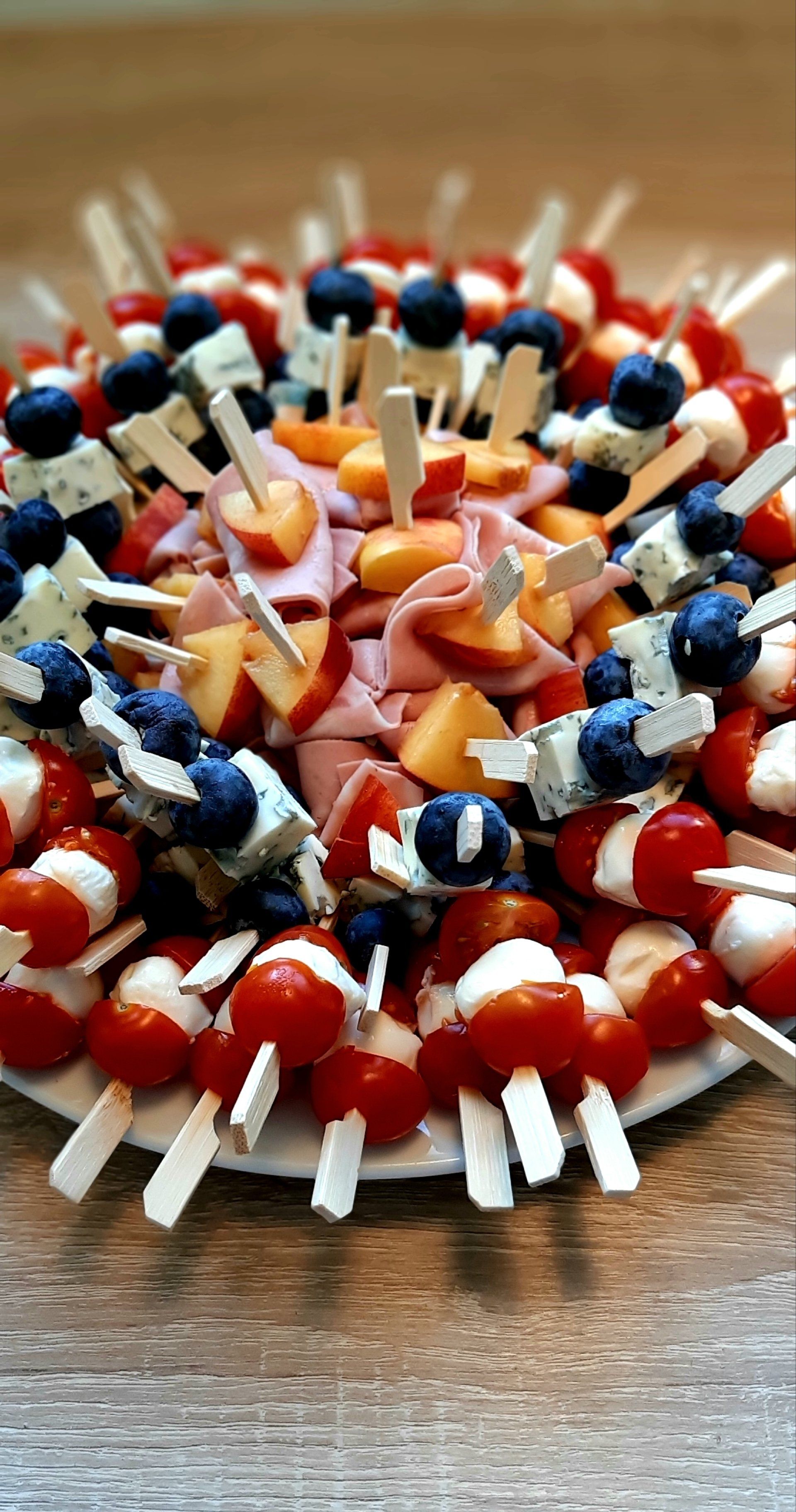 Assiettes de brochettes : tomate-mozarella ou myrtille-rochefort ou pomme-jambon 