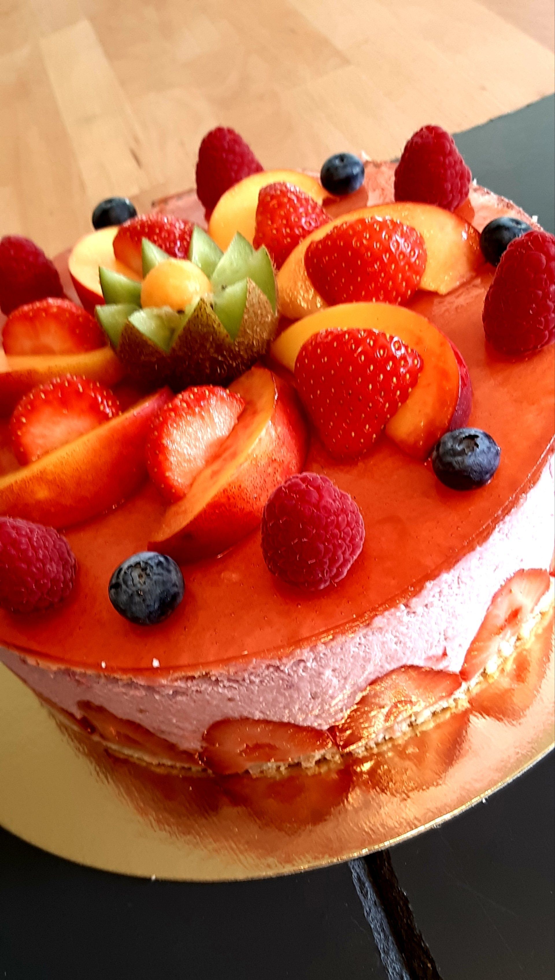 Fraisier avec décoration de fruits : kiwis, myrtilles, framboises et fraises