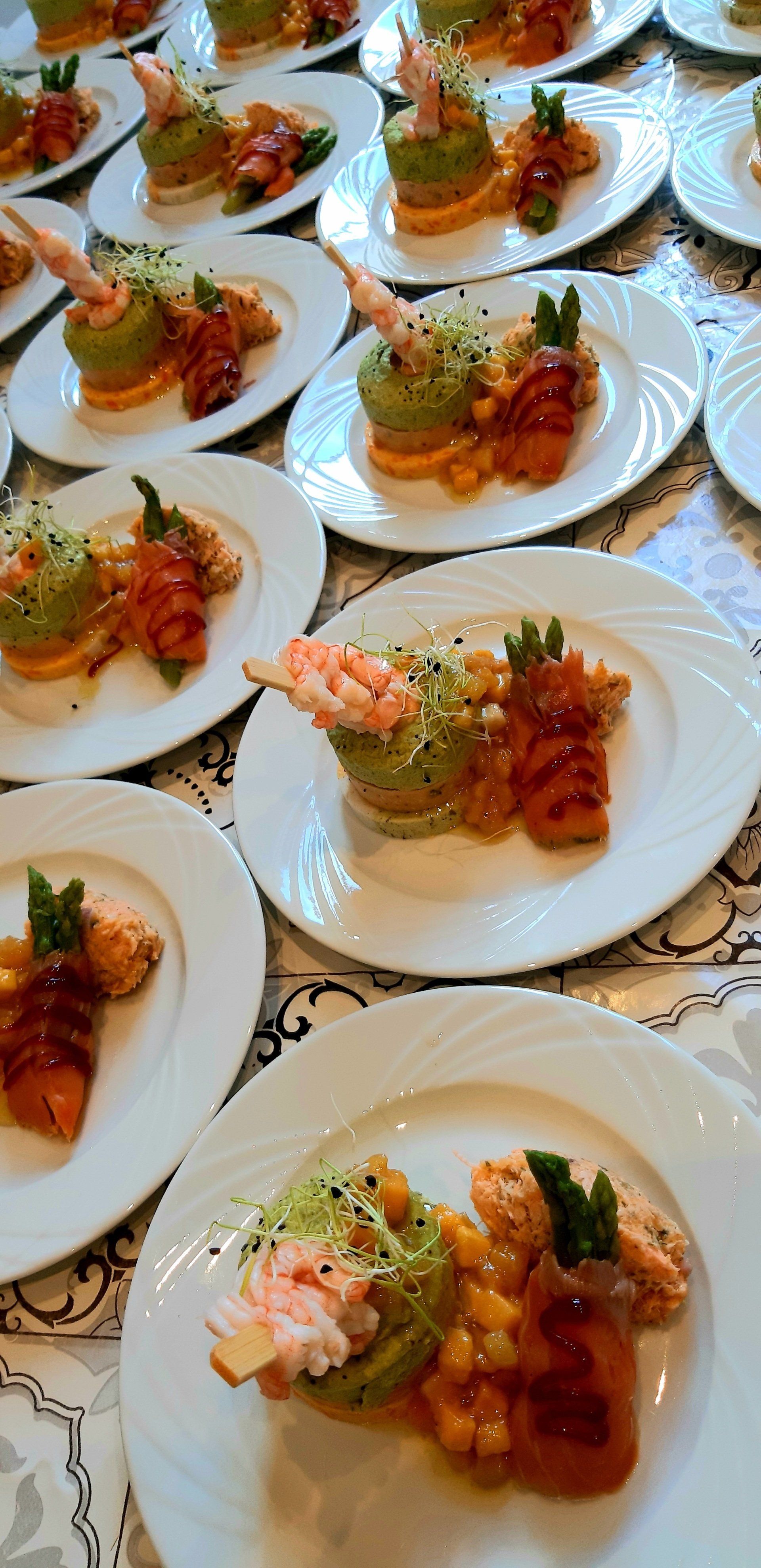 Assiettes de plats avec présentation