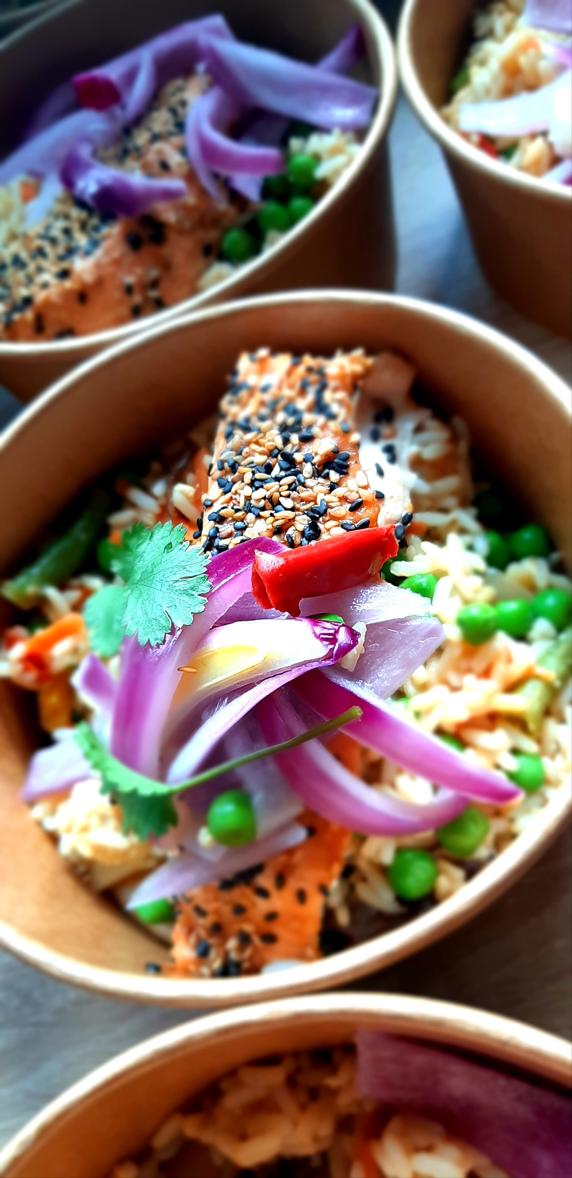 Poke bowl au saumon et riz avec petits pois 