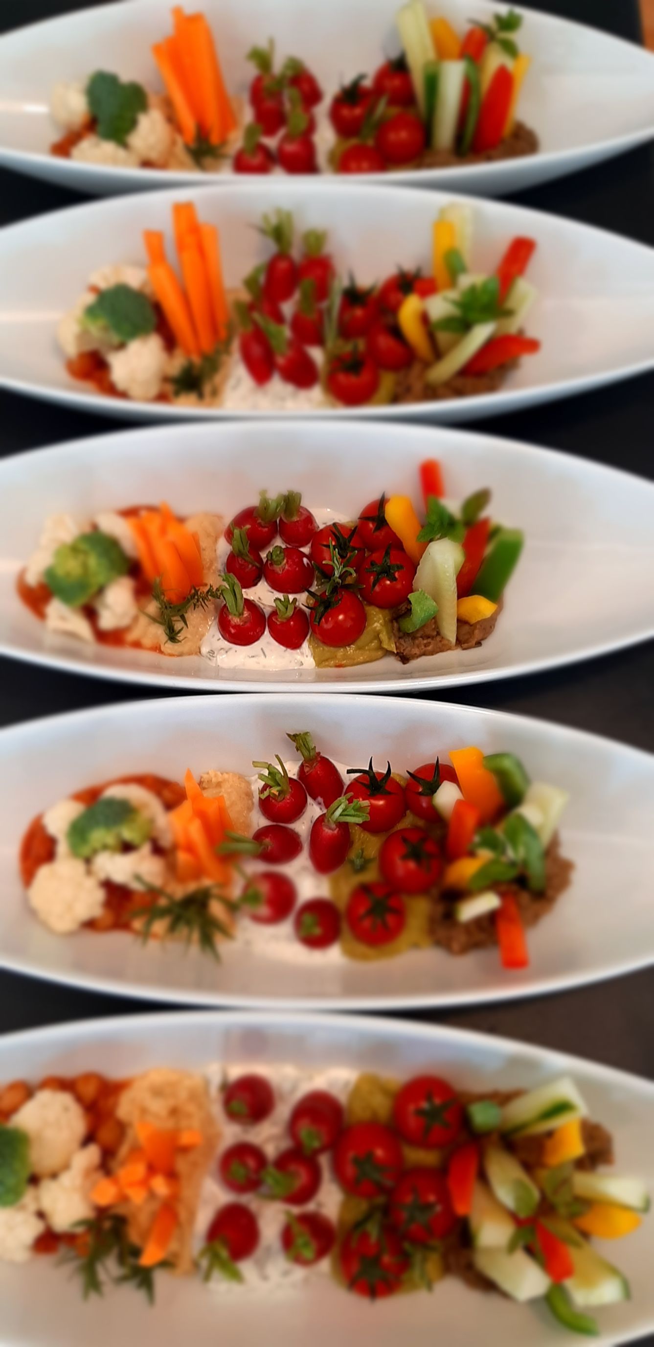 Assiettes d'entrée avec une composition de légumes avec une sauce pour chaque légumes