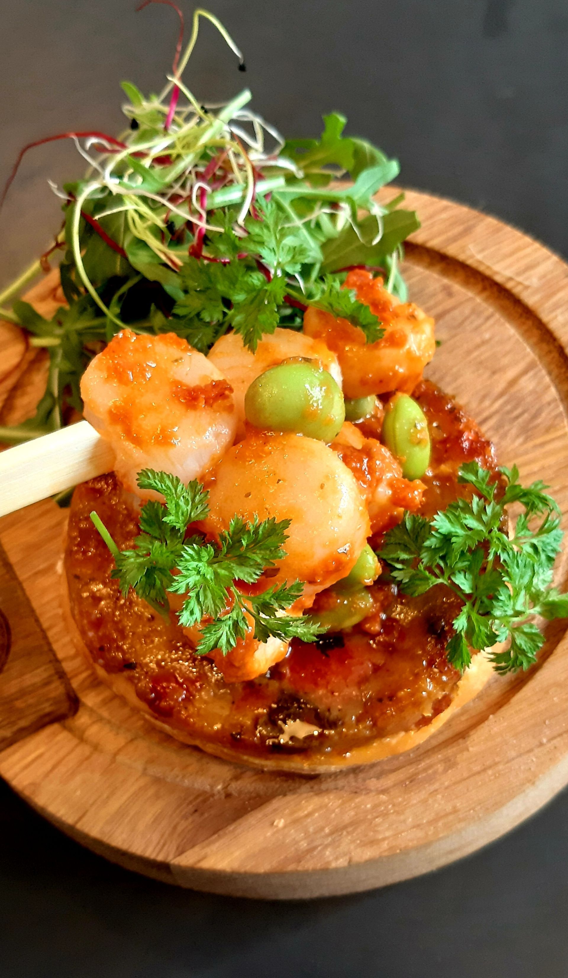 Assiette en bois avec nourriture