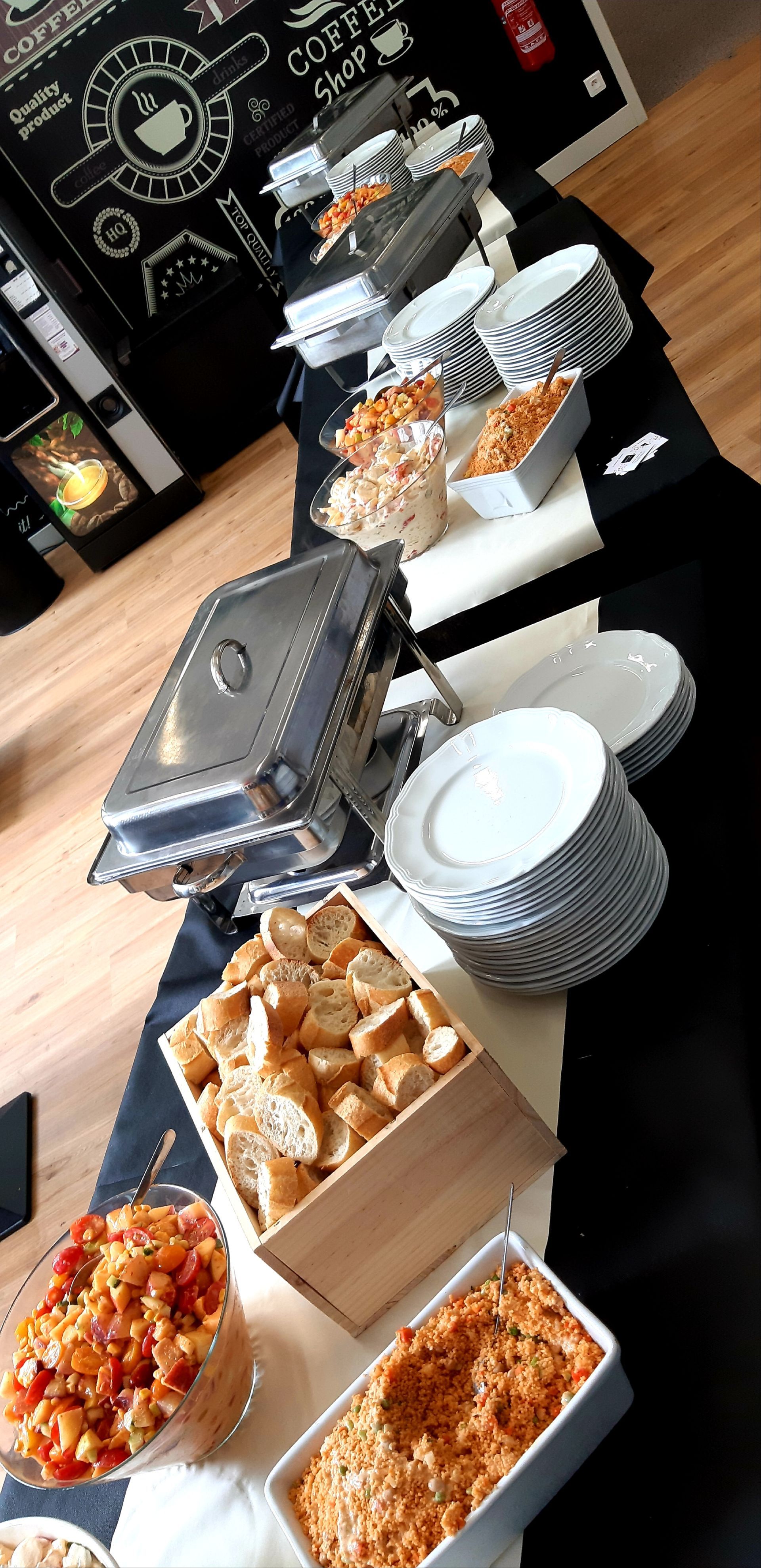Table avec salade, panière à pain, taboulet et les assiettes pour se servir