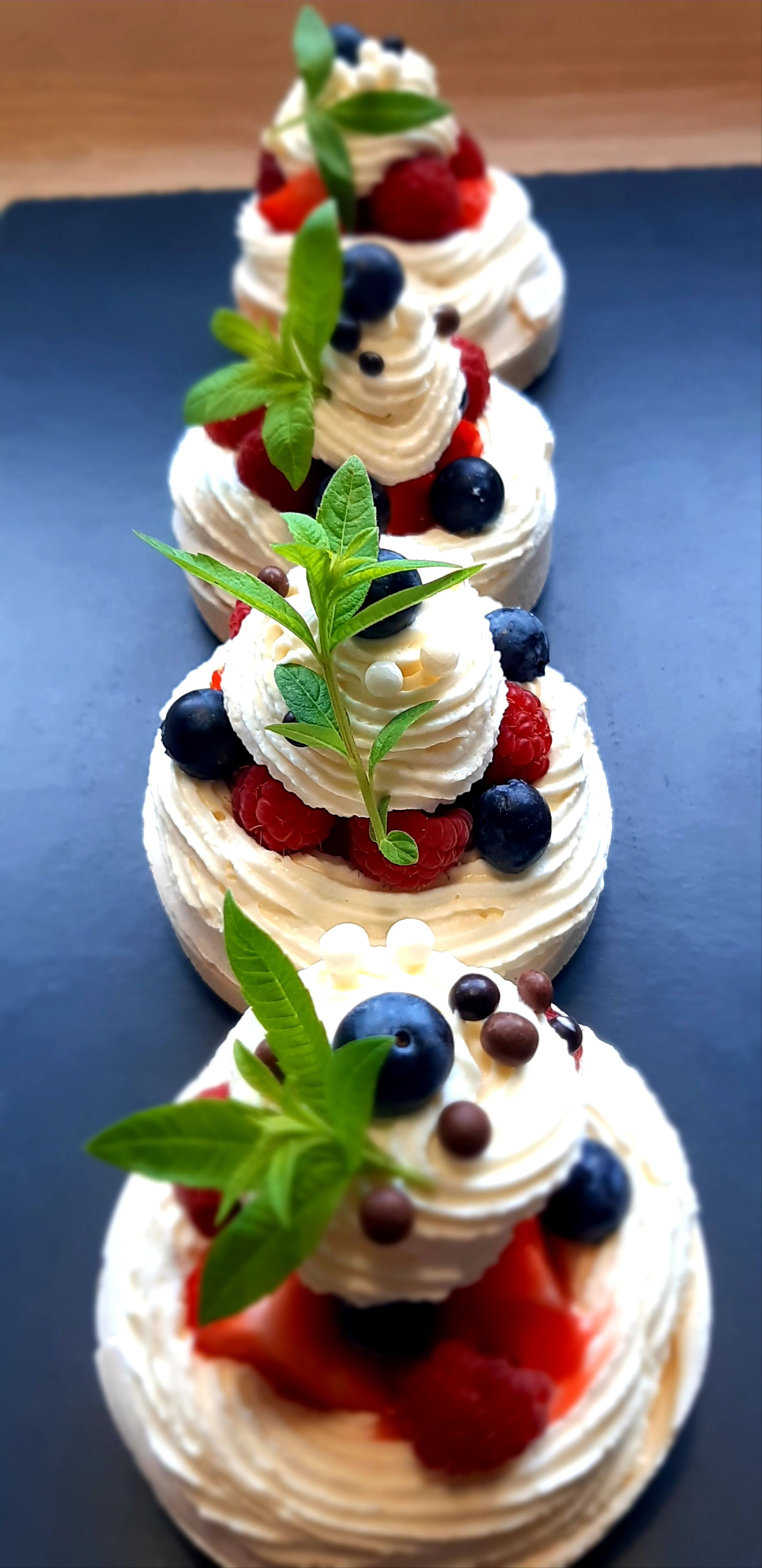 Dessert : religieuse en chantilly avec colliers en composition de framboises et myrtilles