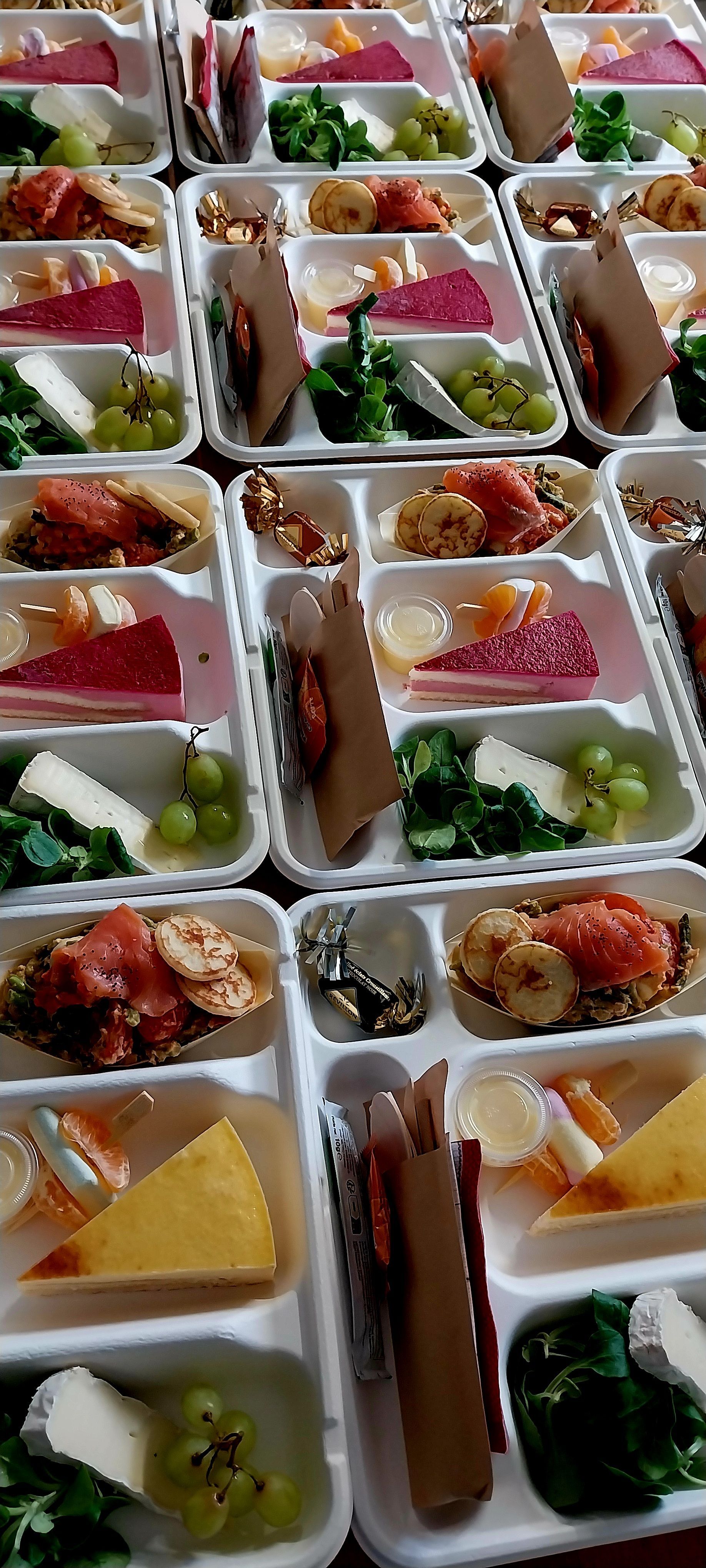 Plateaux repas entrée plat dessert