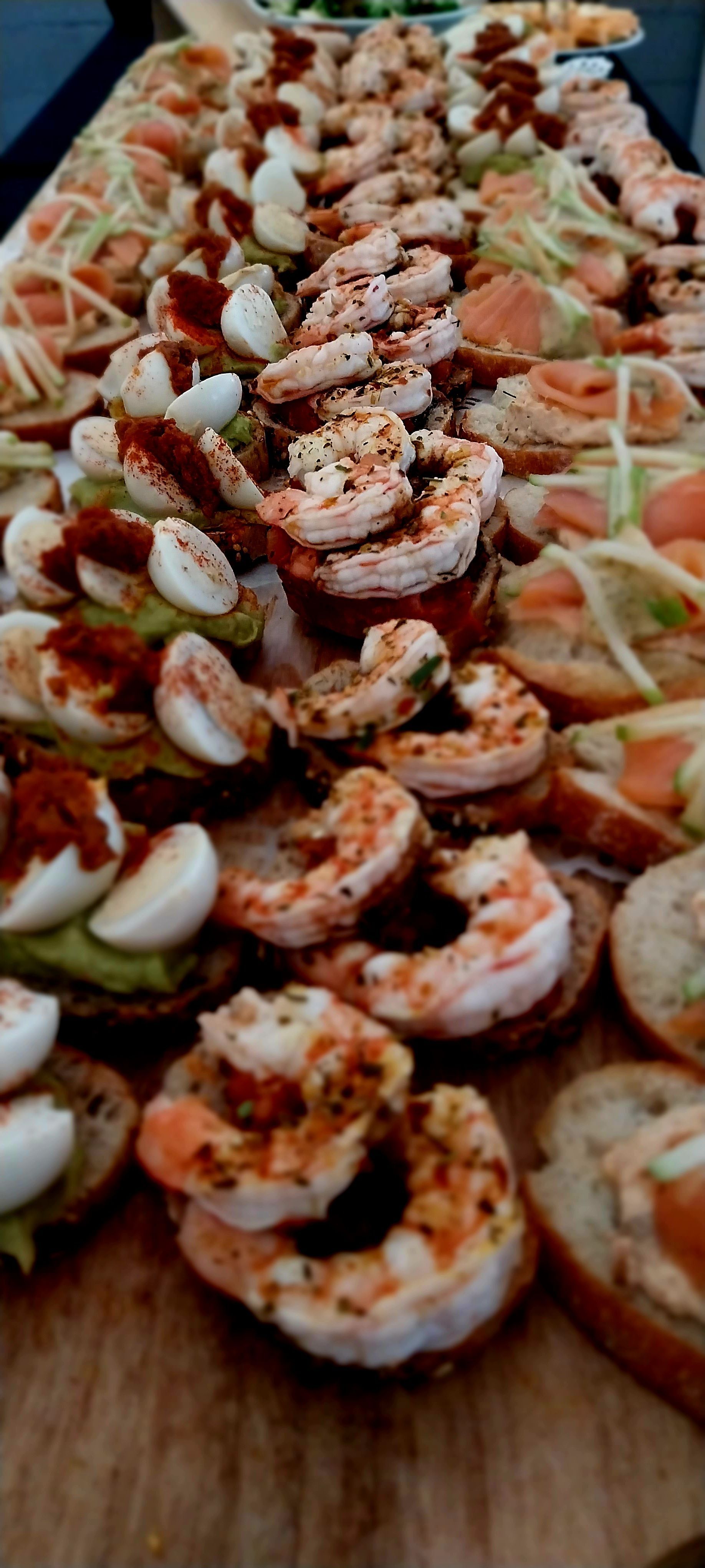 Toasts aux crevettes, aux œufs ou au saumon