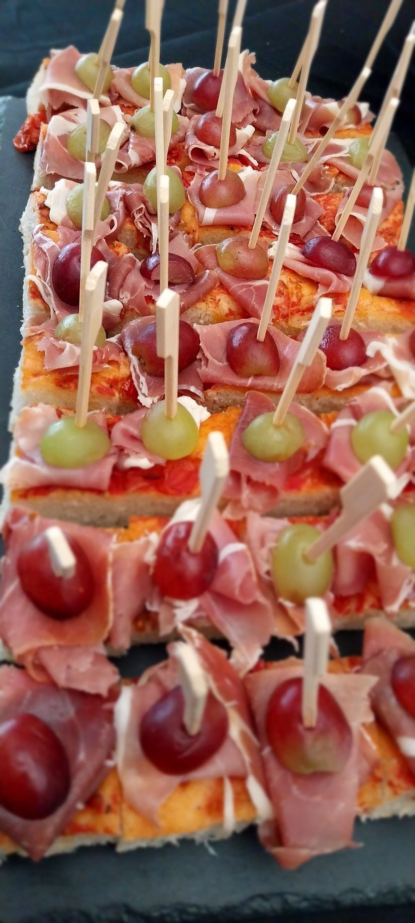 Toasts au jambon avec des pics