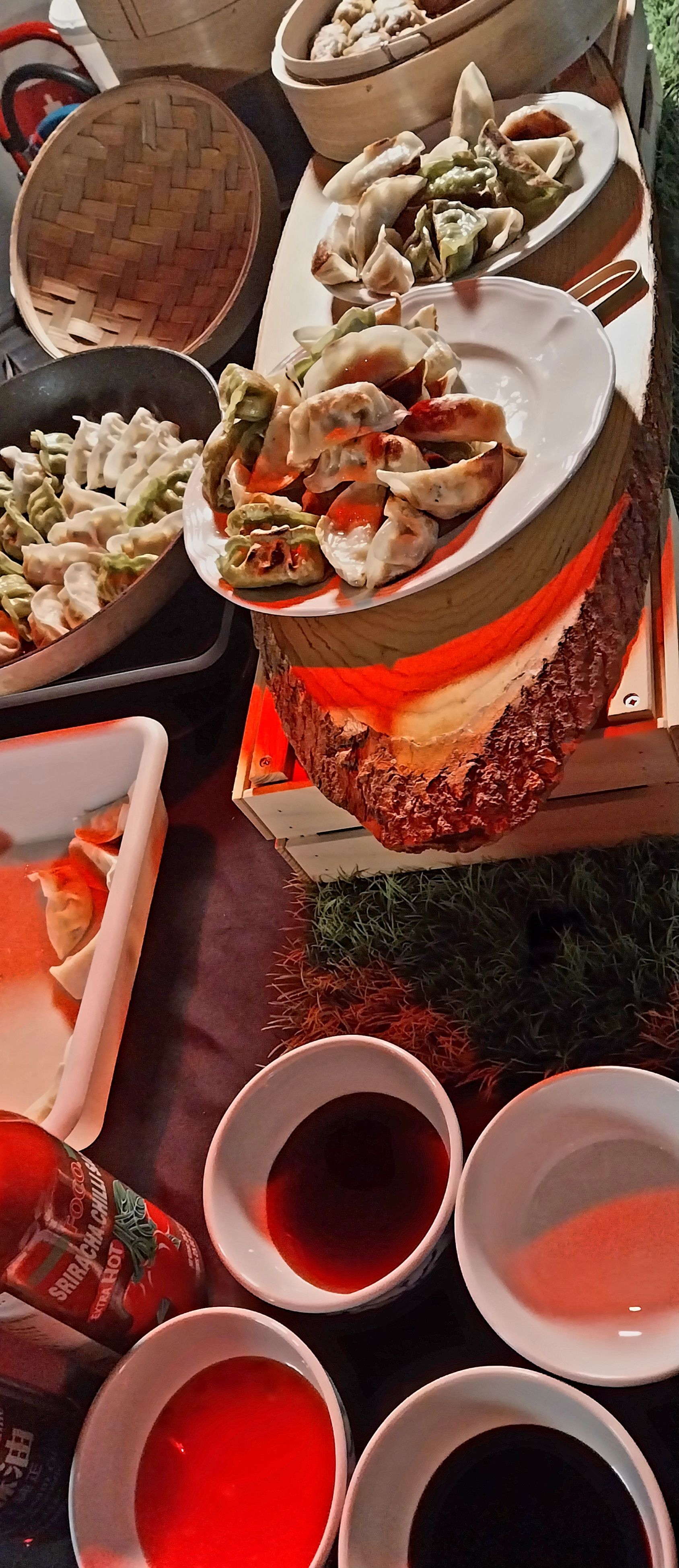 Buffet asiatique avec des gyozas