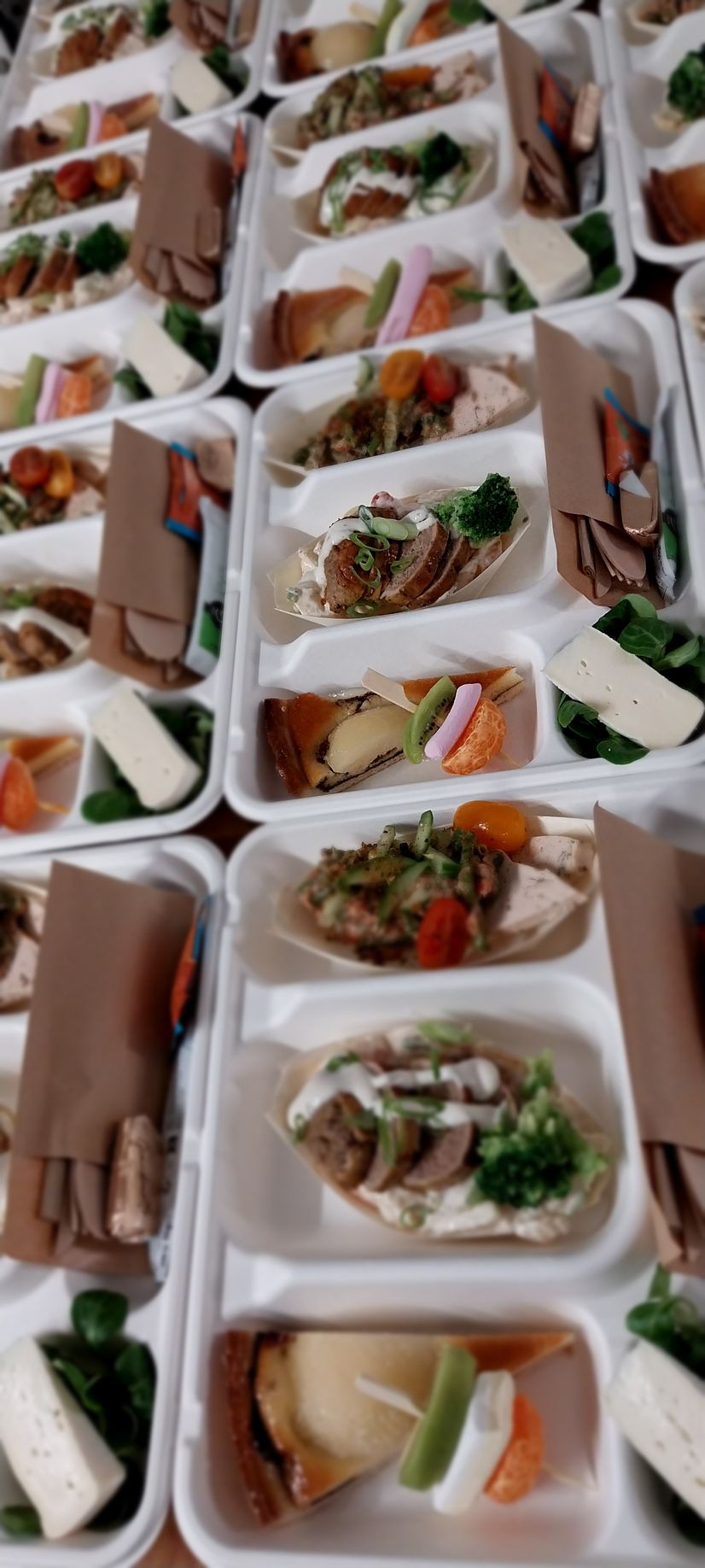 Plateaux-repas : entrée, plats et desserts