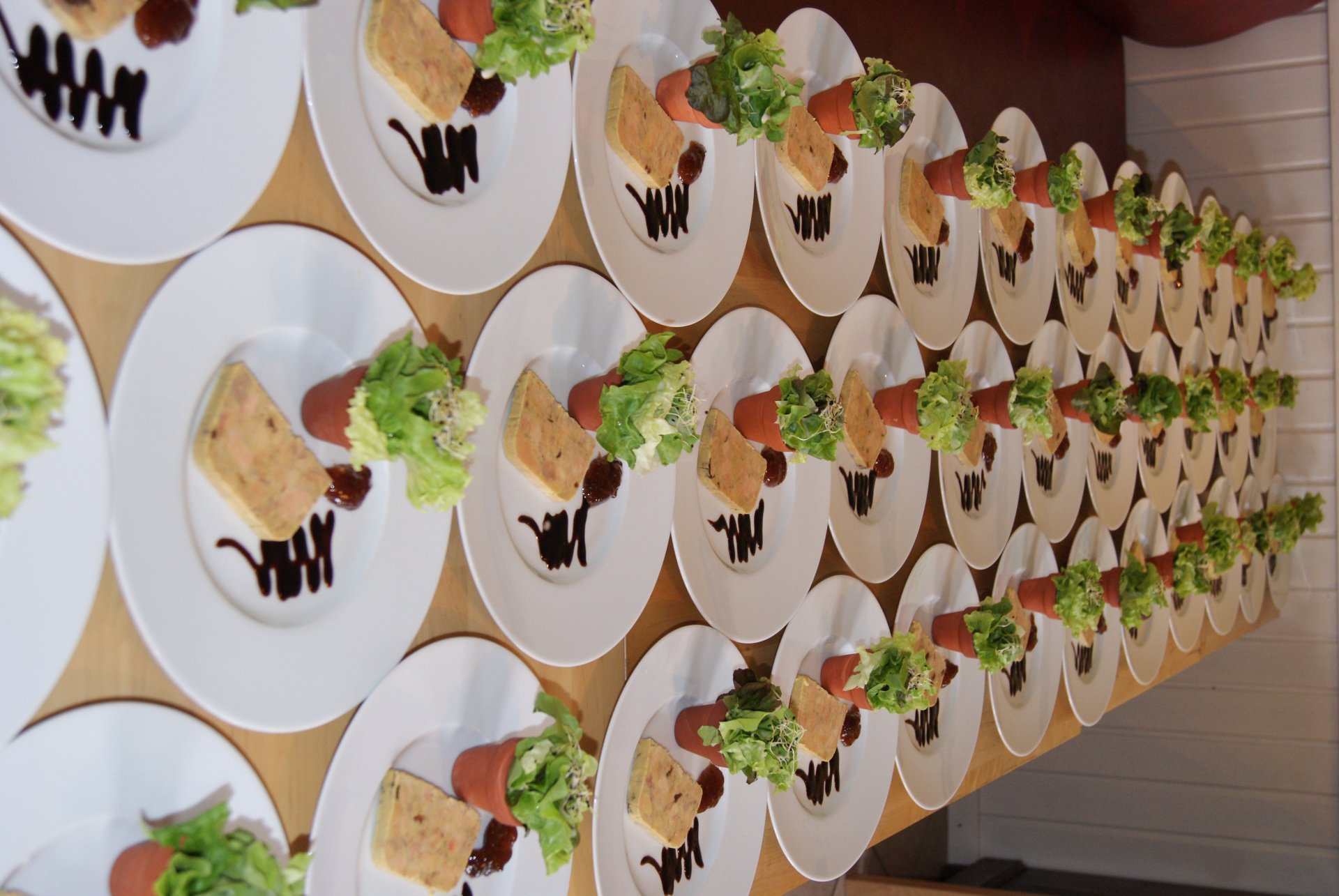 Assiettes de pâtés avec salade