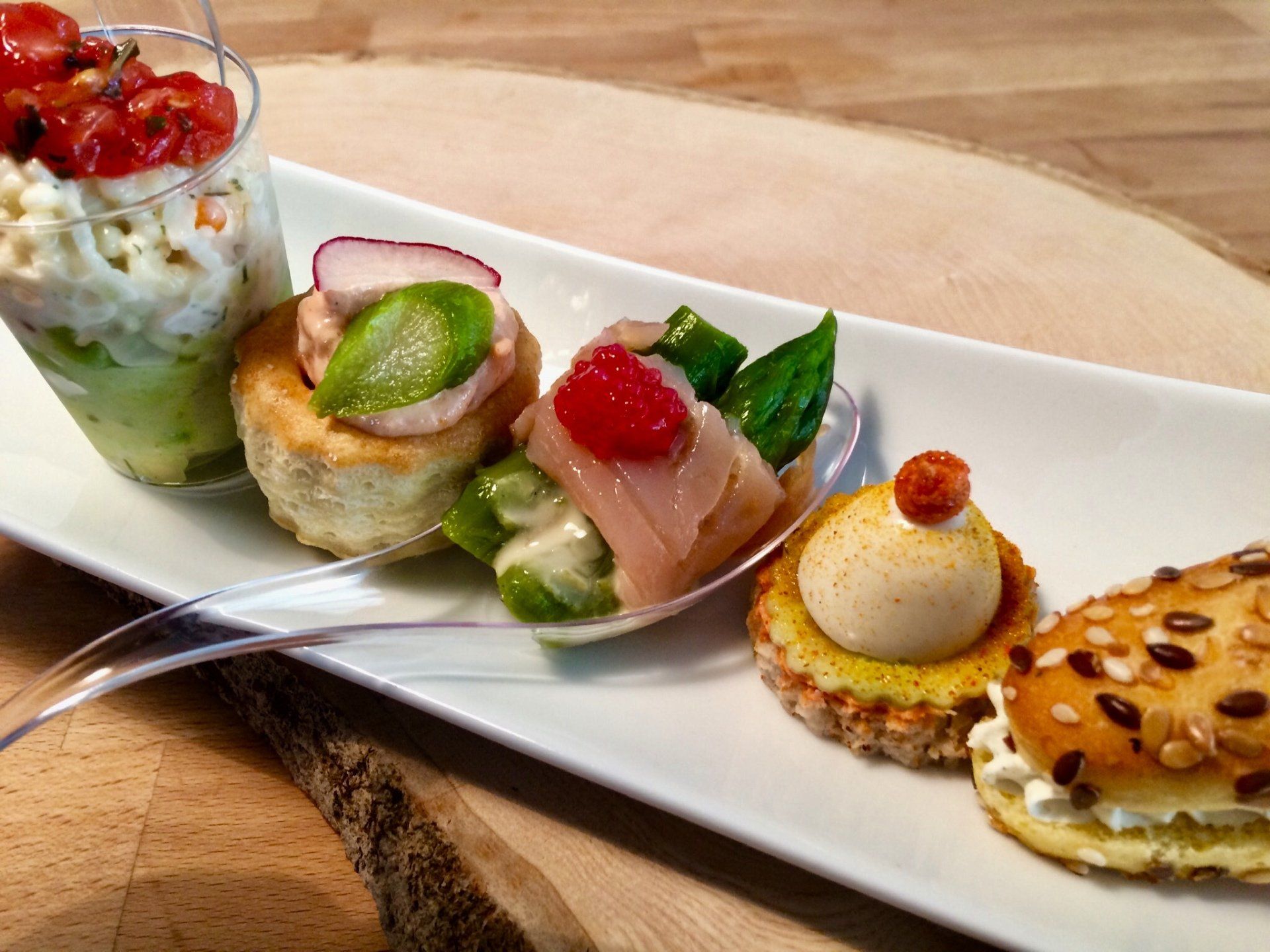 Assiette d'entrée avec verrines, bouchée à la reine, toasts et cuillère de saumon