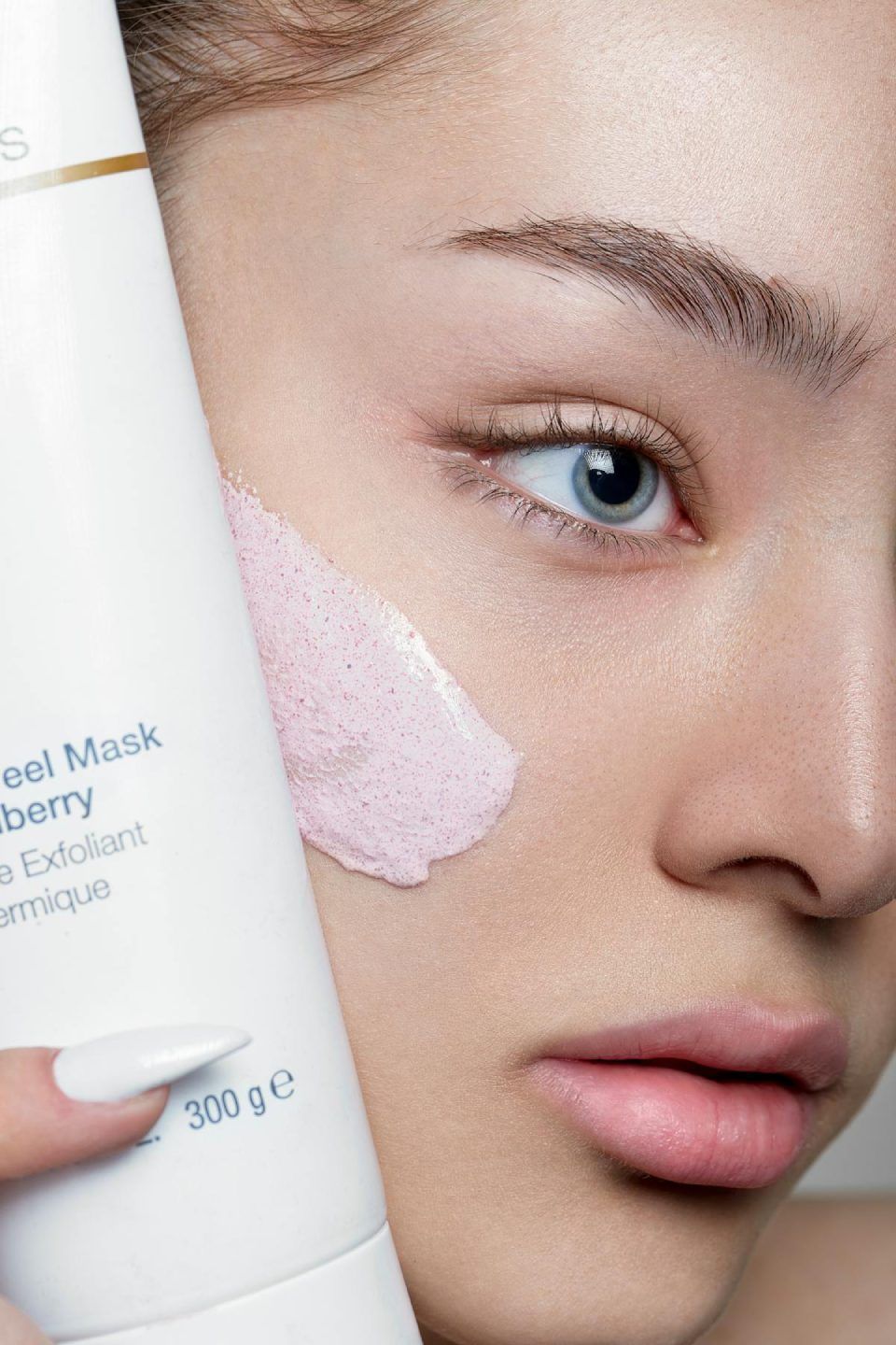 Frau mit Creme im Gesicht