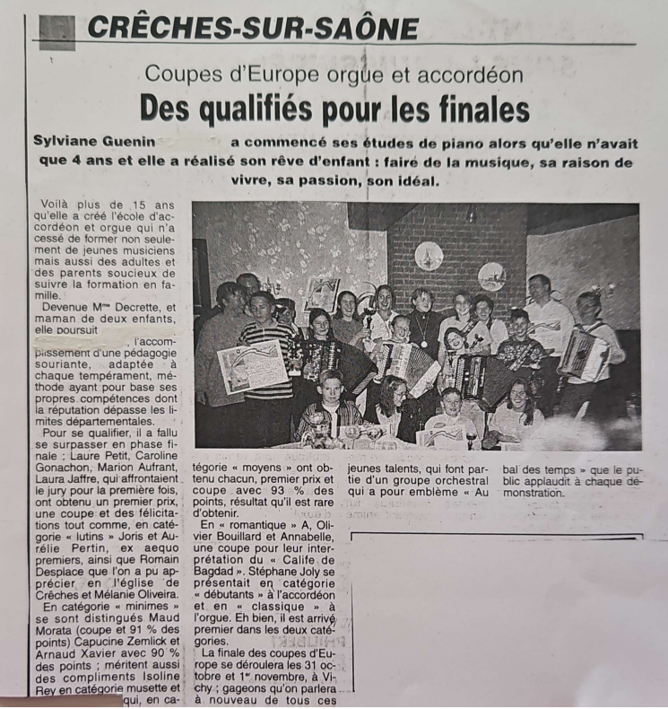 Article de journal sur les finalistes européens d'orgue et d'accordéon, avec une photo de groupe.