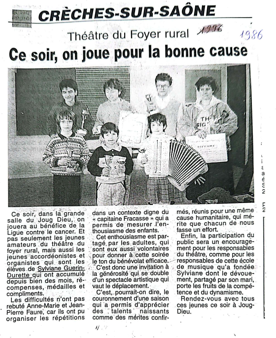 Article de journal : enfants recevant des prix et jouant des instruments, se produisant pour une œuvre de charité, 1986.