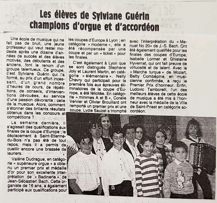 Article de journal montrant des étudiants avec un accordéon et un orgue, certains souriants.