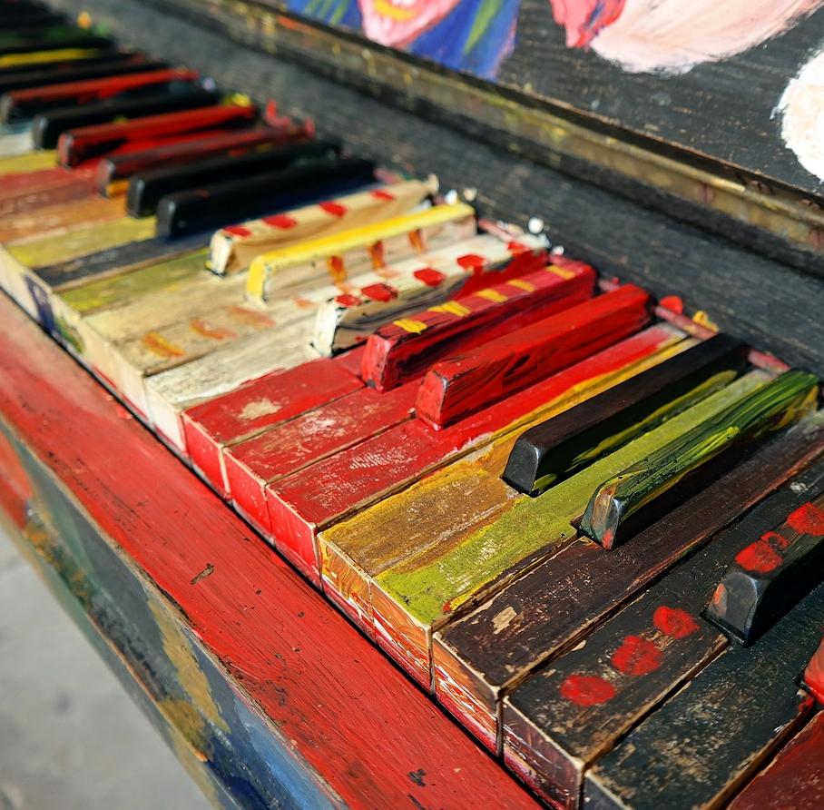 Piano coloré utilisé par votre professeur de musique près de Mâcon