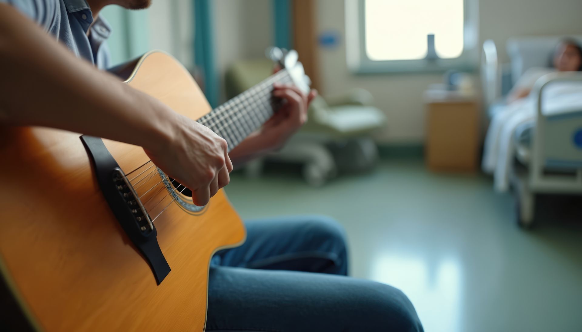 Un homme joue de la guitare acoustique dans une chambre d'hôpital, un patient est alité.